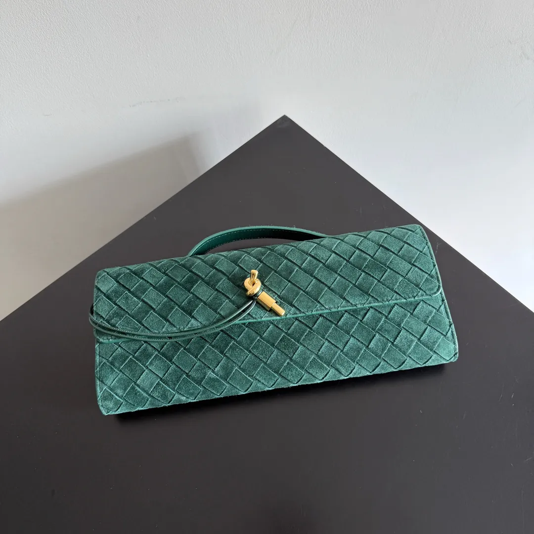 The batch of 1360 BV Andiamo evening handbags has been heavily planted again~ The designer aesthetics in the era of economic downturn are back. I fall in love with it at first sight and can't put it down. It's so beautiful and full of aura. The shape and texture are very competitive. It's light in weight and has sufficient capacity. It's a must-have for fashionistas. It's suitable for many occasions, minimalist, high-end and light luxury. Model No.: 741511 Size: 31*13*3cm